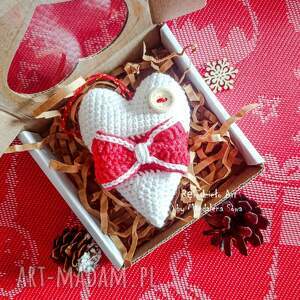 dekoracje serce, serduszko prezent, szydełkowe serce
