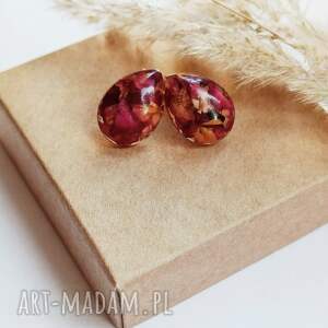 Prezent z płatkami róży, kolczyki sztyfty