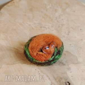 broszka filcowana, śpiąca wiewiórka
