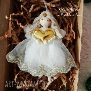 dekoracje świąteczne aniołek świąteczny serduszkiem prezent