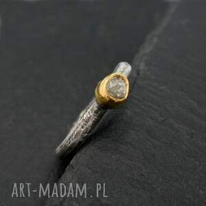 pierścionek z surowym diamentem