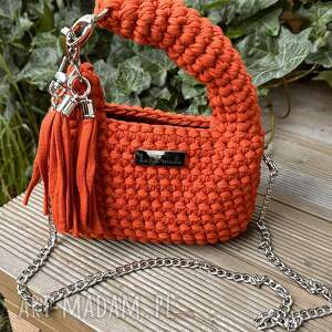 torebka ręcznie robiona w kolorze ceglastej czerwieni wyjątkowa do reki