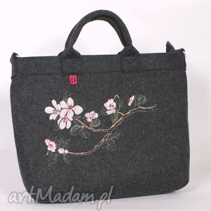 handmade torebki ciemna torba z haftowanym kwiatem jabłoni