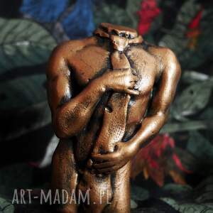 rzeźba z gipsu figurka mężczyzny w krawacie wys 8,5 cm