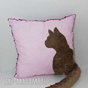 poduszka z kotem i ogonem 3d brązowy kot na różu fiolet, 3d