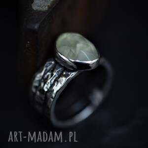 srebrny pierścień z prehnitem, srebro oksydowane, fakturowane obrączki, szeroka