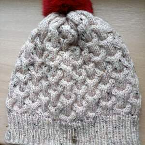 czapka z pomponem ręcznie robiona na drutach pomysl prezent