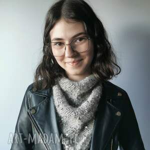 piękna błyszcząca chusta bandana, świąteczna stylizacja, modna kobieta, otul