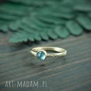 złoty pierścionek z topazem london blue, pierścionek z niebieskim oczkiem