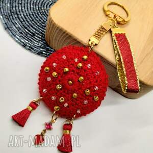 szydełkowa zawieszka czerwona z serduszkiem, brelok szydełkowy, breloczek