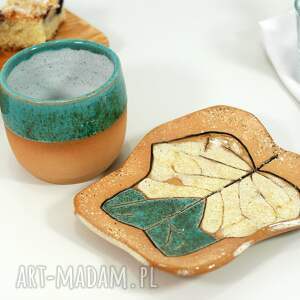 ręcznie robione kubki ceramiczy komplet - czarka i talerzyk liść