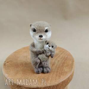 Wydra z maleństwem - figurka filcowana