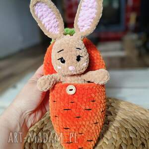 szydełkowy króliczek w domku - marchewce maskotka handmade przytulanka