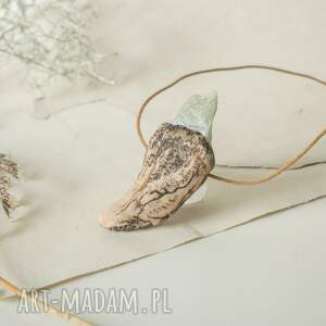 skamieniały ząb smoka - naszyjnik z jadeitem, biżuteria fantasy, wisior kieł