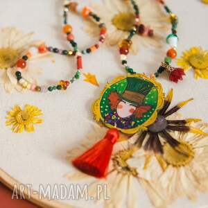 Długi naszyjnik z kamieni z ręcznie rysowanym szalonym kapelusznikiem