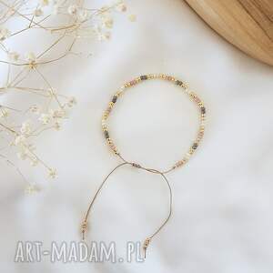 bransoletka z drobnych koralików, beżowa nitka pomysł na prezent, koraliki