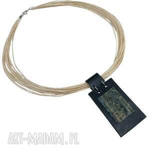 prostokątna zawieszka z naturalnej skóry na sznurkowej bazie, naszyjnik skórzany
