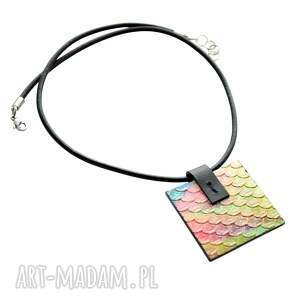 rzemień skórzany naszyjnik z zawieszką tęczowy pastelowy