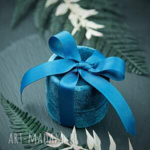 handmade biżuteria niebieskie aksamitne pudełko ze wstążką na pierścionek