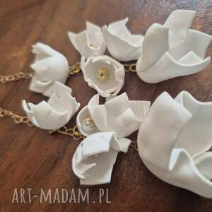 klipsy długie białe kwiaty mogą być ślubne bardzo stylowe zwracają uwagę