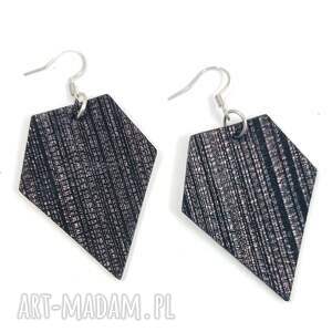 skórzane kolczyki w pionowe brązowo - fioletowe metaliczne paski, skora