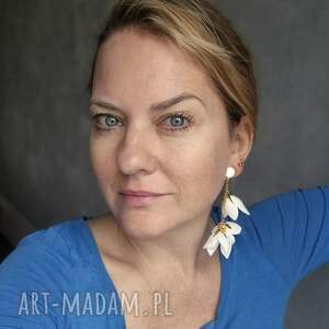 Klipsy białe kwiaty lekkie wykonane w pojedynczym egzemplarzu