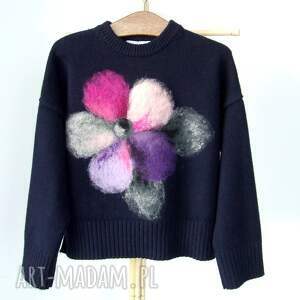 ciepły granatowy sweter oversize s, filcowane kwiaty, filcowany motyw kwiaty
