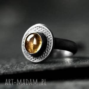 srebrny oksydowany pierścionek z kwarcem dymnym