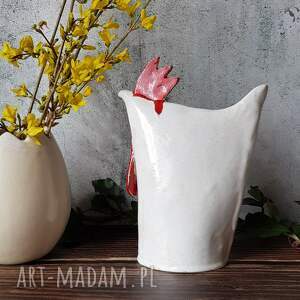 handmade ceramika biała kura z czerwonymi dodatkami