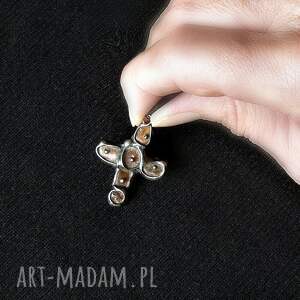 wisiorki malutki unikatowy handmade krzyżyk z bursztynu bałtyckiego piękny