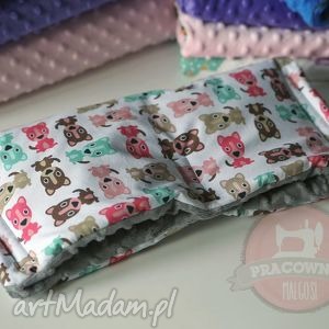 handmade pokoik dziecka mufka wodoodporna pieski na szarym