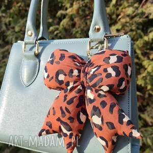 kokarda w brązową, wzór w panterkę, brelok