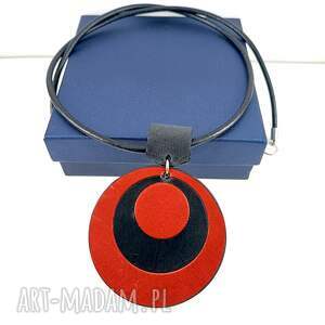 czerwono - czarny naszyjnik z naturalnej skóry, okrągła minimalistyczna zawieszka