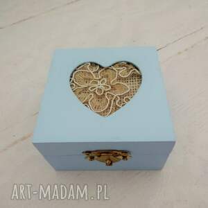 Niebieskie, drewniane pudełko z sercem na obrączki lub pierścionek