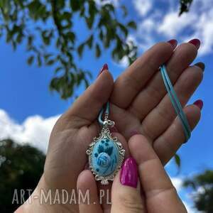 ręcznie haftowany wisiorek niebieski na filcu stylowo, boho, niebanalnie bez