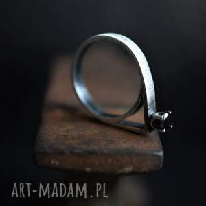 geometryczny pierścionek z czarną cyrkonią, srebro oksydowane minimalistyczny