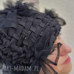 czarna, elegancka czapka wytkana na krośnie z tiulowymi kokardami crazy szalona