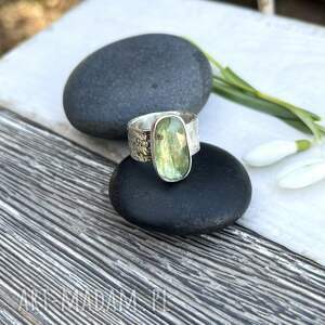 Prezent Kyanit i wiosna - srebrny pierścionek