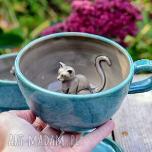handmade ceramika filiżanka z figurką - kotem - malinowy król - rękodzieło