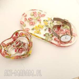 Prezent Zestaw tacek z żywicy z suszonymi kwiatami na biżuterię