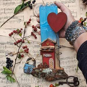 rustykalny wieszak z domkiem i serduszkiem no 1 na klucze pomysł