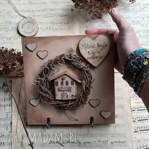 obrazek z domkiem pełnym miłości i wieszaczkaki pomysł na prezent, prezent