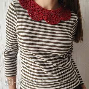 Czerwony kołnierzyk, modny dodatek, szydełkowy