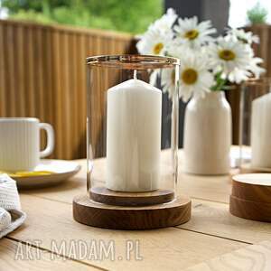 drewniany świecznik ze szklanym kloszem, minimalistyczny lampion
