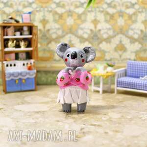 handmade dekoracje koala w truskawkowym swetrze