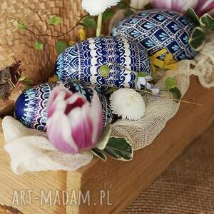 dekoracje wielkanocne batikowa pisanka z niebieskiej tonacji malowana woskiem