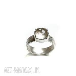 Pierścionek z kryształem górskim, srebrny