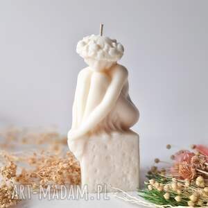 ręcznie robione świeczniki świeca sojowa tulia - kobieta na kamieniu