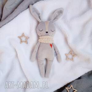 handmade maskotki pluszowy szary króliczek śpioszek z beżowymi dodatkami