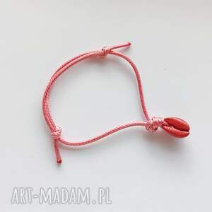 Bransoletka Muszle Kauri - regulowana na ozdobnym sznurku (handmade)